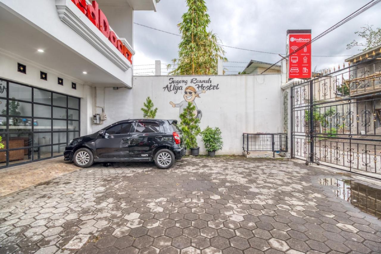 Reddoorz Hostel Near Stadion Mandala Krida Yogya Джокьякарта Экстерьер фото